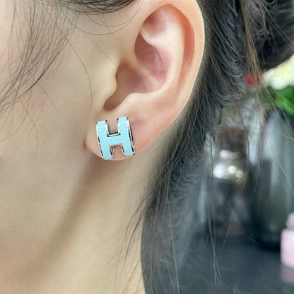 [CLOVER JEWELRY]POP H SKY BLUE STUD EARRINGS