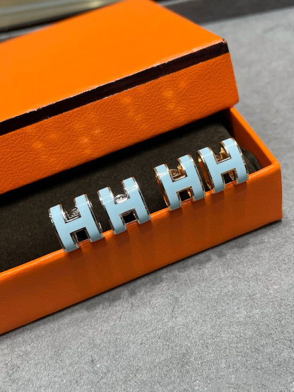 [CLOVER JEWELRY]POP H SKY BLUE STUD EARRINGS