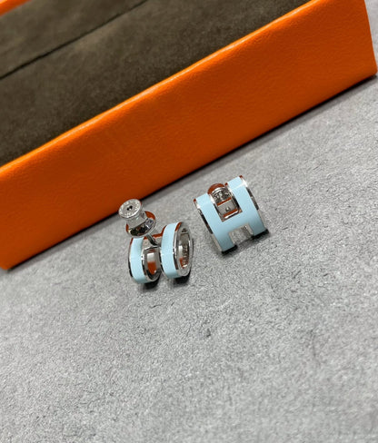 [CLOVER JEWELRY]POP H SKY BLUE STUD EARRINGS