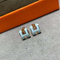 [CLOVER JEWELRY]POP H SKY BLUE STUD EARRINGS