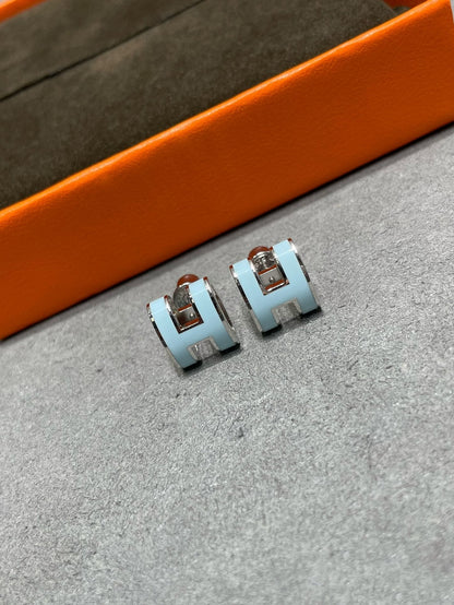[CLOVER JEWELRY]POP H SKY BLUE STUD EARRINGS