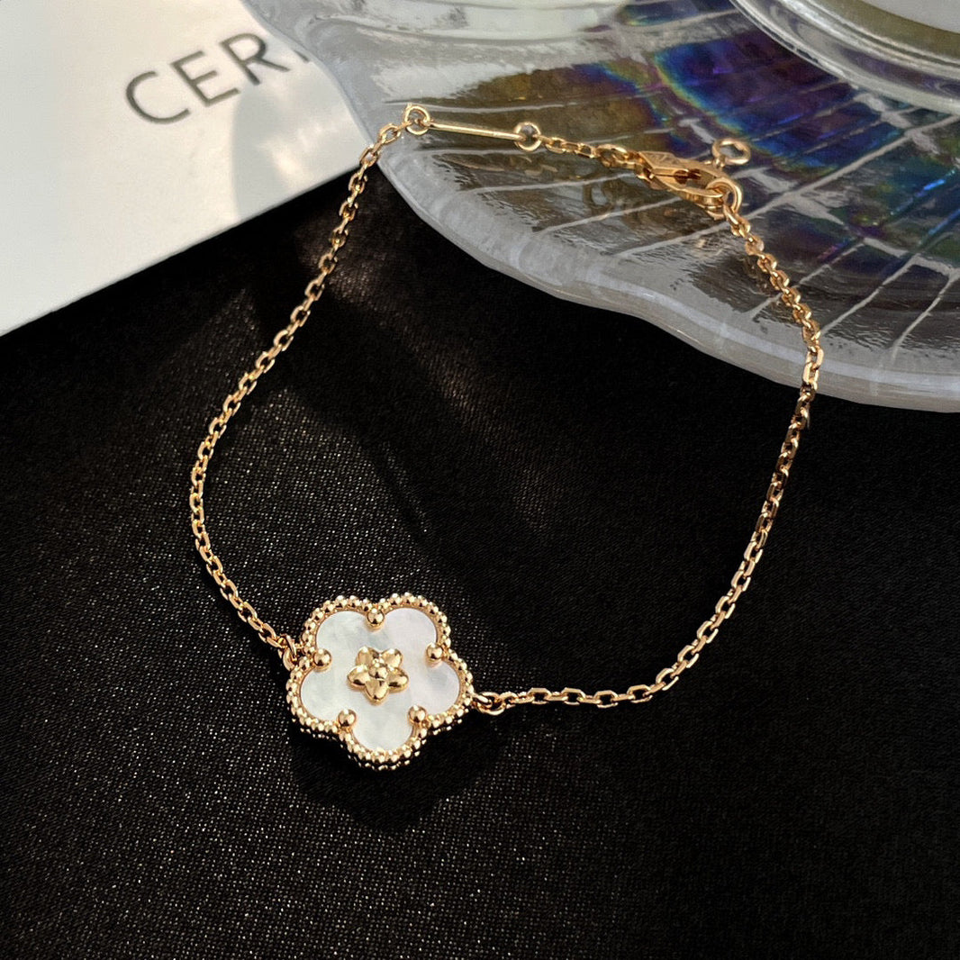 [Clover Jewelry]LUCKY WHITE MOP PLUM BLOSSOM  BRACELET