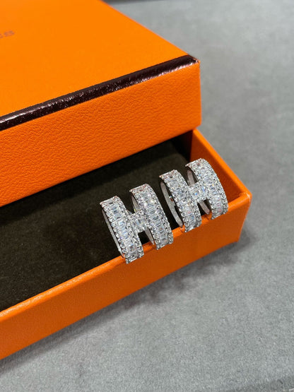 [Clover Jewelry]H STUD EARRINGS WITH SILVER DIAMONDS